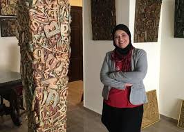 من الصيدلة إلى الفن..دخلت الجامعة عن عمر 45 عاما لتحقق حلمها في أن تصبح أستاذة للفنون الجميلة. فالحلم مهما طال يمكن أن يصبح حقيقة..