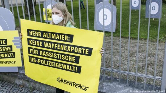مظاهرة لـ”غرينبيس” لحث برلين على وقف بيع الأسلحة للشرطة الأمريكية