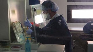 منح التراخيص لمختبرات القطاع الخاص لإجراء فحوصات الكشف عن كورونا