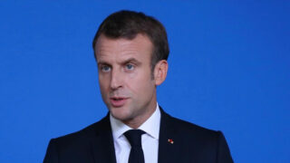 ماكرون يقول إنه سيقترح “ميثاقاً سياسيا جديداً” على اللبنانيين