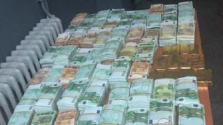 وجدة .. حجز 20 كيلوغراما من صفائح الذهب وأزيد من مليوني أورو يشتبه في تحصلها من أنشطة إجرامية