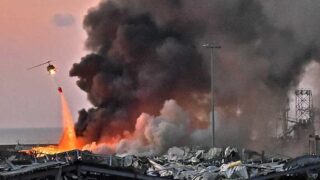 دياب يتعهد بمحاسبة “المسؤولين عن كارثة” انفجار مرفأ بيروت