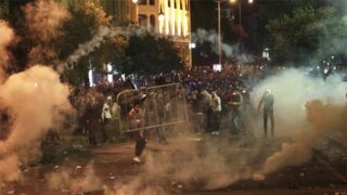 تجدد المواجهات بين المحتجين والقوى الأمنية في وسط بيروت