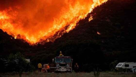عناصر الإطفاء يكافحون لاحتواء حريق هائل في جنوب كاليفورنيا
