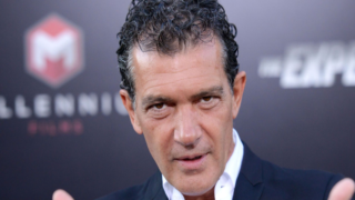 أنطونيو بانديراس يكشف إصابته بكوفيد-19 يوم عيد ميلاده الستين