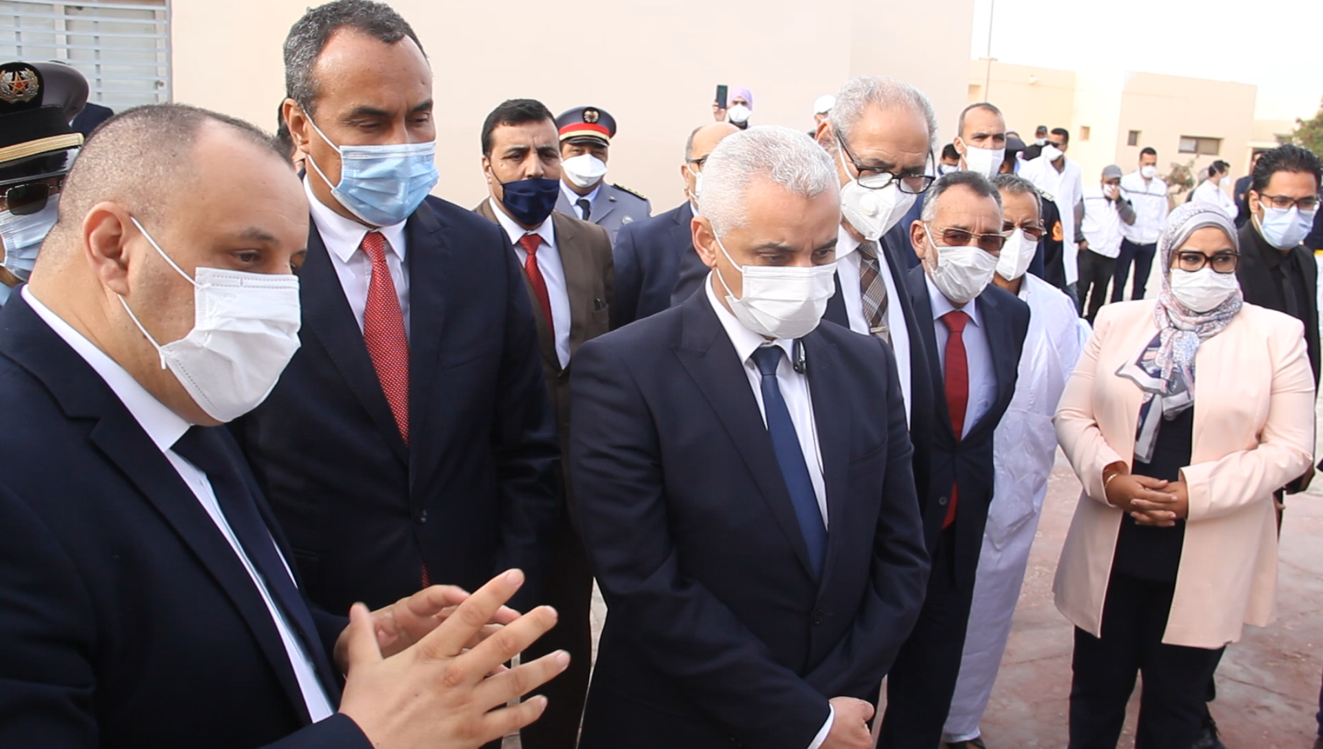 خالد أيت الطالب وزير الصحة يتفقد حملة التلقيح ضد كوفيد بالمستشفى الجهوي الحسن الثاني بالداخلة
