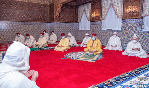 الملك محمد السادس يؤدي صلاة العيد