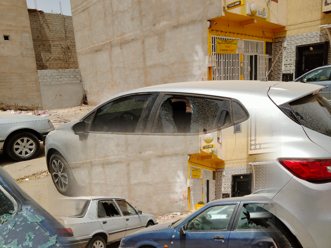 شخص مهلوس يقوم بتكسير زجاج سيارات بشارع الطاح .
