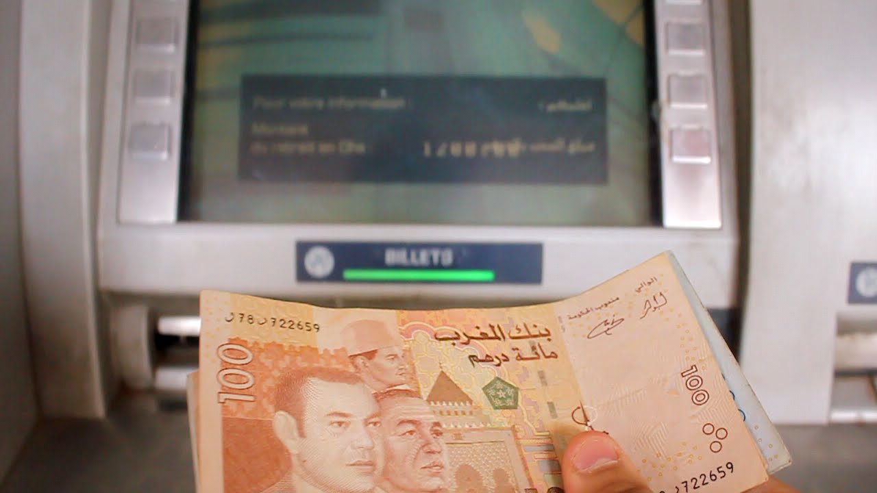 أصوات منادية لسحب الأموال من البنوك احتجاجاً على قرار اعتماد جواز التلقيح