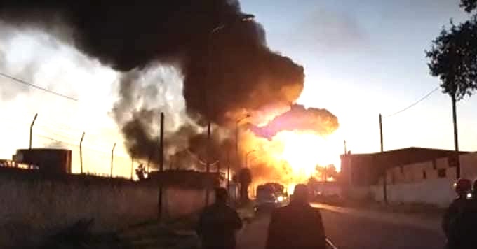 اندلاع حريق مهول بجانب خزانات مصنع أنابيب الغاز بالمحمدية