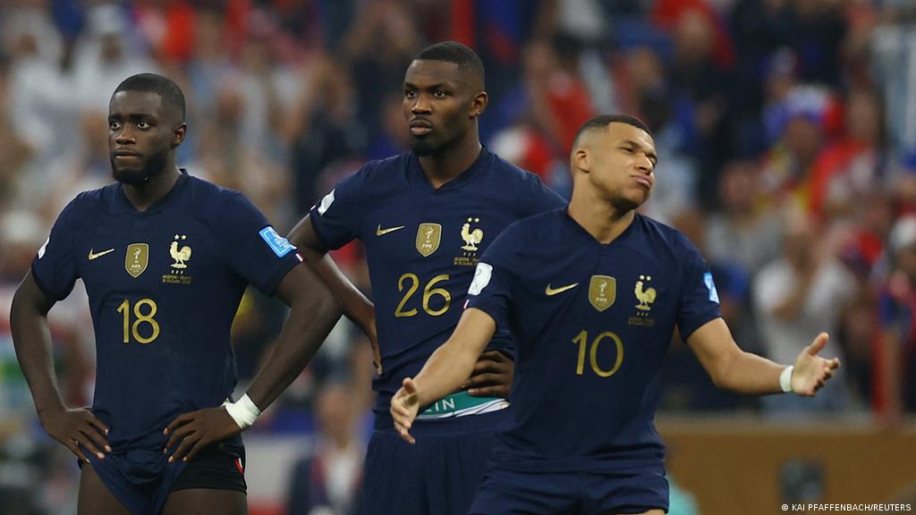 حملة عنصرية فرنسية شرسة ضد لاعبي كرة القدم الأفارقة بشعار “أعيدوهم إلى إفريقيا”