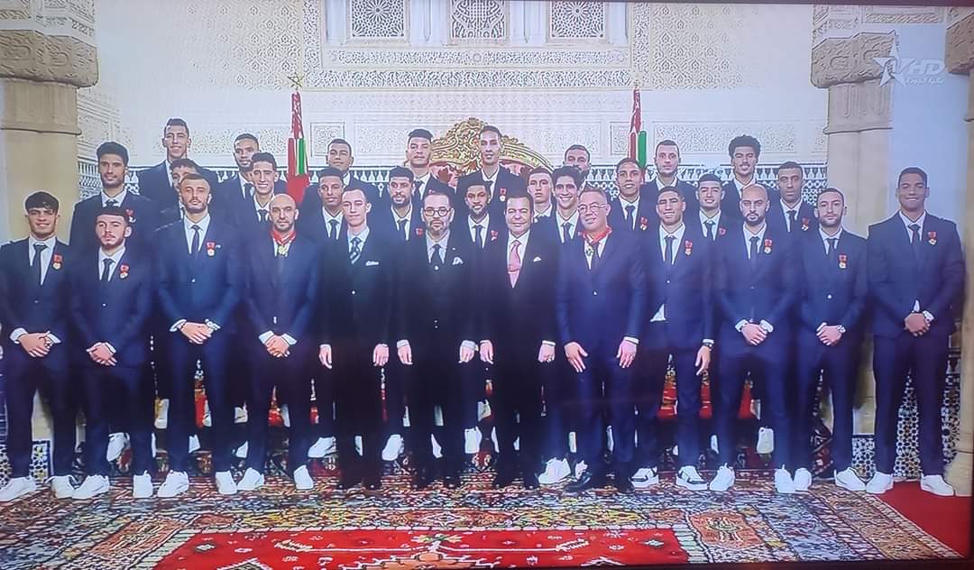 الملك محمد السادس يستقبل أعضاء المنتخب الوطني لكرة القدم ويوشحهم بأوسمة ملكية