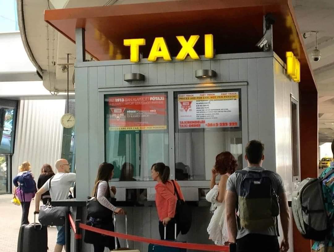 ولاية جهة مراكش تقرر إحداث شباك تذاكر خاص بسيارات الأجرة بالمطار الدولي للمدينة