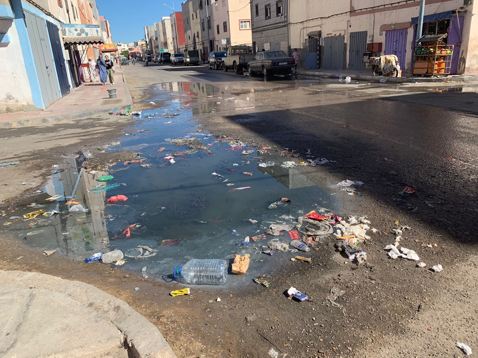 ساكنة حي ام التونسي تعاني من الإنفجارات المتكررة لقنوات الصرف الصحي