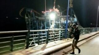 بسبب سوء الطقس بالداخلة .. مركب للصيد الساحلي يرسو في مدخل الميناء (فيديو)