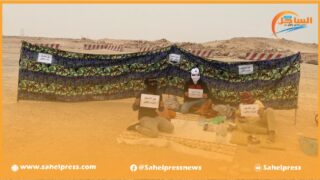 معتصمون يطالبون بالتشغيل من أمام الإدارة المشرفة على أشغال بناء الميناء الأطلسي