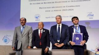 على هامش معرض اليوتيس .. وزير الصيد البحري المغربي يوقع بروتوكول في مجال البحث في الصيد البحري مع نظيره الموريتاني