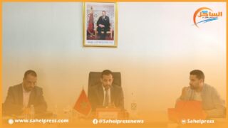 رئيس المجلس البلدي للداخلة يعقد إجتماع مع مجموعة من التجار تمهيدا لتهئة أسواق المدينة