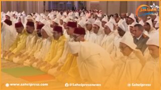 طريقة صلاة أخنوش بجوار الملك محمد السادس تثير فضول رواد التواصل الإجتماعي