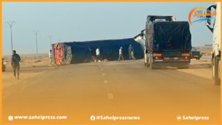 بالصور إنقلاب شاحنة كبيرة في المدخل الشمالي لمدينة الداخلة