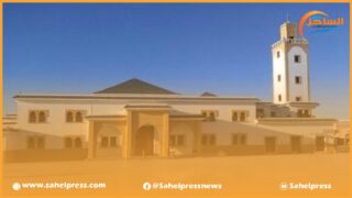 وسط تكبير المصلين .. إفريقي يعتنق الإسلام وينطق الشهادتين بمسجد حي السلام بالداخلة