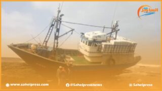 جنوح مركب للصيد بالخيط بالسواحل الجنوبية للداخلة يطرح علامة إستفهام كبيرة حول الأسباب الحقيقية للحادث ؟