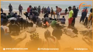 بشاطئ فم لبوير بالداخلة .. جنوح قارب على متنه ما يقارب 60 مرشحا للهجرة غير النظامية (صور)