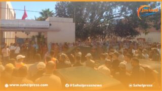 الداخلة على صفيح ساخن .. حشود غفيرة من الأساتذة تحتج على النظام الأساسي الجديد من أمام المديرية الإقليمية للتعليم