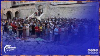 على أنقاض المساجد المدمرة ..الآلاف من أهالي قطاع غزة تؤدي صلاة العيد