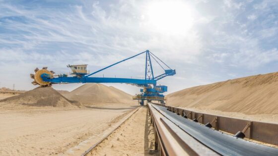 Differentes vues des stocks de phosphates aprés convoyage vers laayoune plage